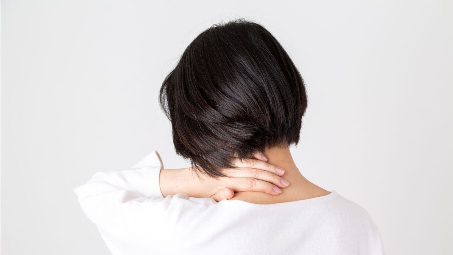 肩こりに悩む女性